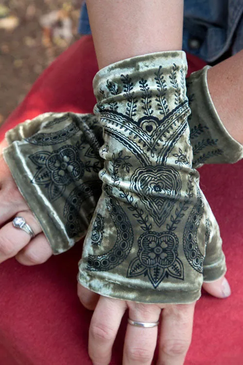 Polonova Longer Mehndi Hearts Arm Warmers
